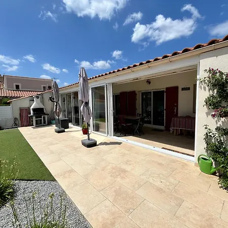 Spacieuse Et Belle Climatisee Pour 9 Couchages, Wifi, Piscine Commune, 250 M De La Dans Lrma6465 Villa