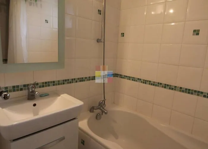 Spacieuse Et Belle Climatisee Pour 9 Couchages, Wifi, Piscine Commune, 250 M De La Dans Lrma6465 Villa Portiragnes