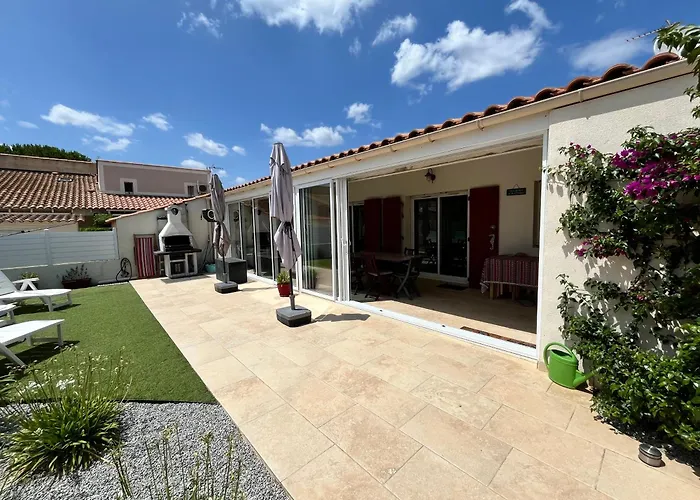 Spacieuse Et Belle Climatisee Pour 9 Couchages, Wifi, Piscine Commune, 250 M De La Dans Lrma6465 Villa